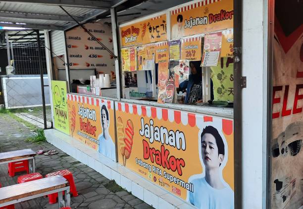 punkty sprzedaży koreańskiej żywności tteokbokki, ramen, odeng, corndog - corn_dog zdjęcia i obrazy z banku zdjęć