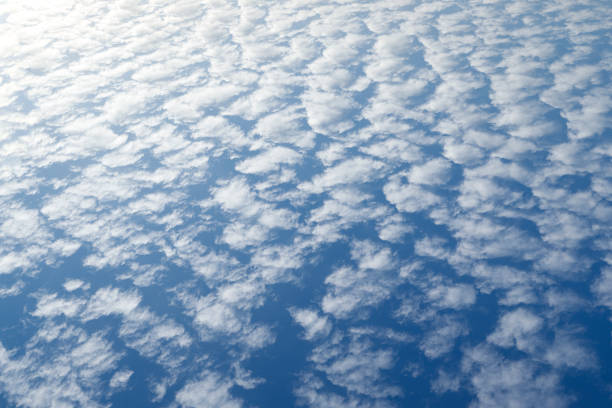 białe chmury i błękitne niebo w tle - cirrostratus zdjęcia i obrazy z banku zdjęć