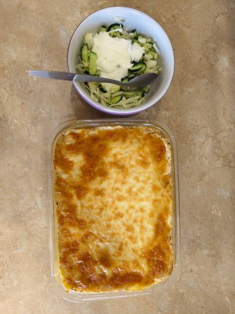 herzhaftes kartoffelgratin mit parmesancreme - kartoffelauflauf stock-fotos und bilder