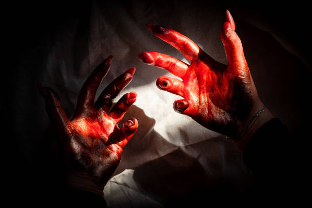 manos de sangre de mujer - blood human hand women murder fotografías e imágenes de stock