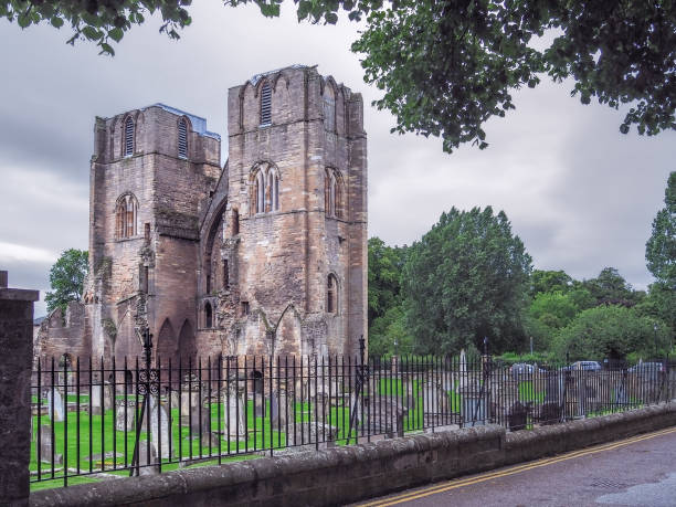 elgin cathedral, a historic ruin in elgin, moray, north-east scotland. ruin of old scottish church on a cold cloudy day of late summer. - uk cathedral cemetery day imagens e fotografias de stock