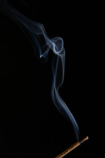 ritual purificador de humo blanco a partir de incienso sobre fondo negro - smoke matchstick swirl fog fotografías e imágenes de stock