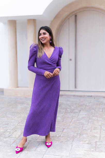建物の外でエレガントな紫色のドレスを着てポーズをとるモデル - weding gown ストックフォトと画像