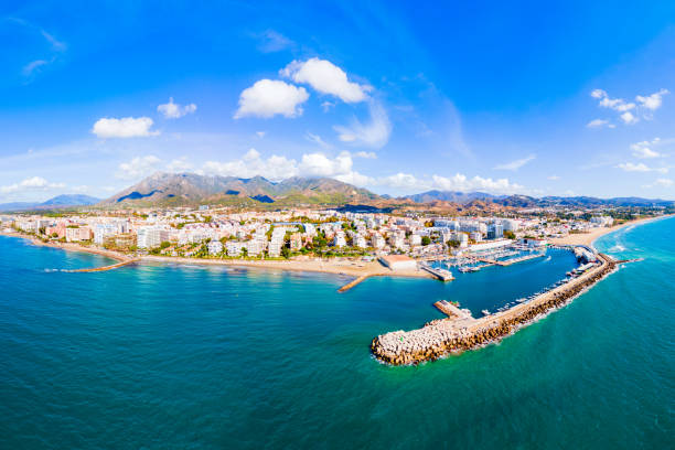 puerto de marbella y playa vista panorámica aérea - marbella fotografías e imágenes de stock