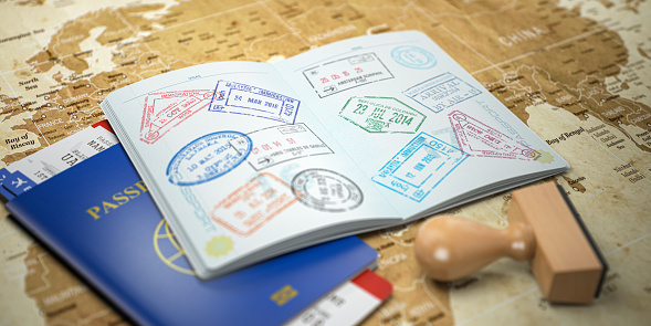 Pasaporte abierto con sellos de visa con boletos de tarjeta de embarque de aerolíneas en el mapa mundial. Concepto de viaje o turismo.  Ilustración 3D photo
