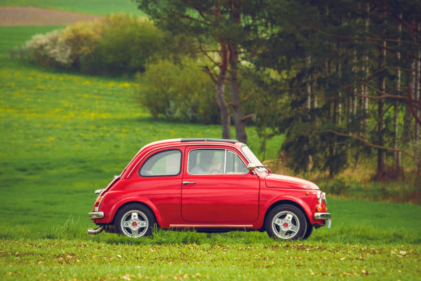 fiat 500 cinquecento włoski oldtimer vintage city micro car - cinquecento zdjęcia i obrazy z banku zdjęć