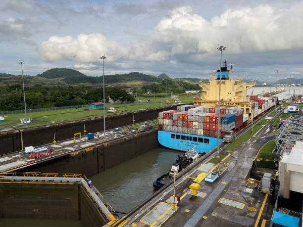 buque portacontenedores que pasa por el canal de panamá - panama canal panama canal lock panama city fotografías e imágenes de stock