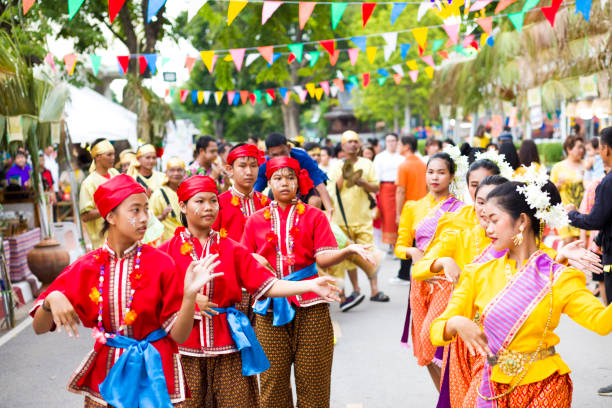 retrato de mulheres tailandesas dançantes no festival tailandês tradicional na rua em phitsanulok - true thailand classic - fotografias e filmes do acervo