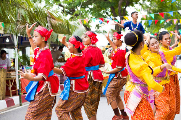 captura de mulheres alegres dançando rum thai alegres no festival tailandês tradicional na rua - true thailand classic - fotografias e filmes do acervo