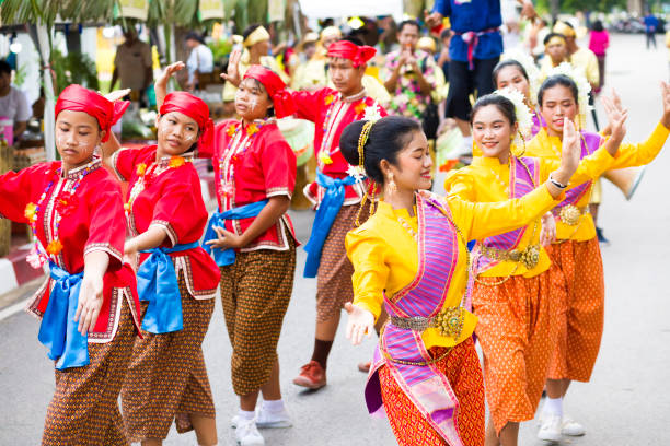 alegre tailandês rum thai performando mulheres dançantes no festival tailandês tradicional - true thailand classic - fotografias e filmes do acervo
