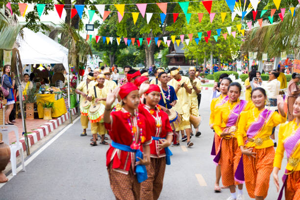 banda de música tailandesa e mulheres tailandesas dançantes no festival tailandês tradicional na rua em phitsanulok - true thailand classic - fotografias e filmes do acervo