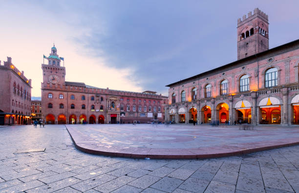 bologna, italy. piazza del nettuno and piazza maggiore in bologna, italy landmark in emilia-romagna historical province. - piazza del nettuno imagens e fotografias de stock