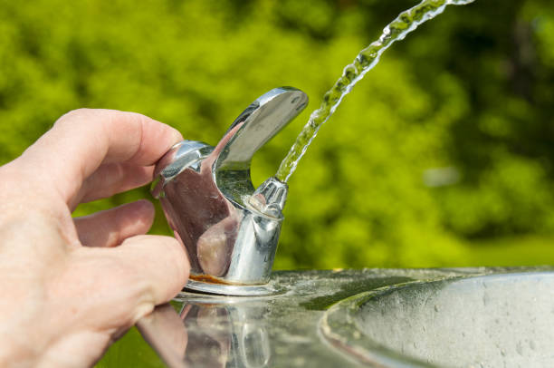 keran minum dari dekat di taman umum di kota pada musim panas - pancuran air minum foto potret stok, foto, & gambar bebas royalti