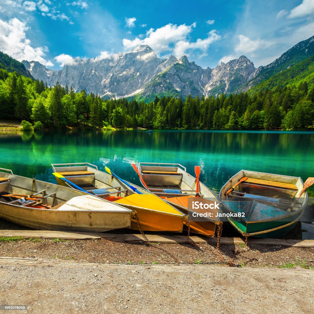イタリアフジネ湖に停泊するカラフルな観光手漕ぎボート ちやほやのストックフォトや画像を多数ご用意 ちやほや, 旅行地, アドレナリン