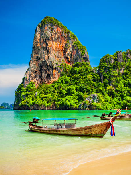 praia desobstruída da água em tailândia - railay - fotografias e filmes do acervo