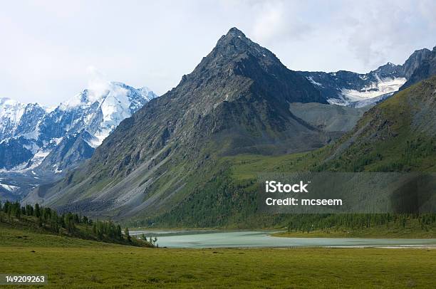 Photo libre de droit de Akkem Lake À Proximité Du Mont Belukha Montagnes Altaï Russie banque d'images et plus d'images libres de droit de Abrupt