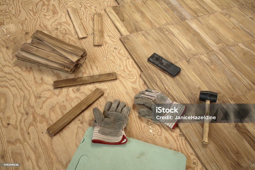 Mettez-vous d'un parquet en bois. - Photo de Amélioration libre de droits