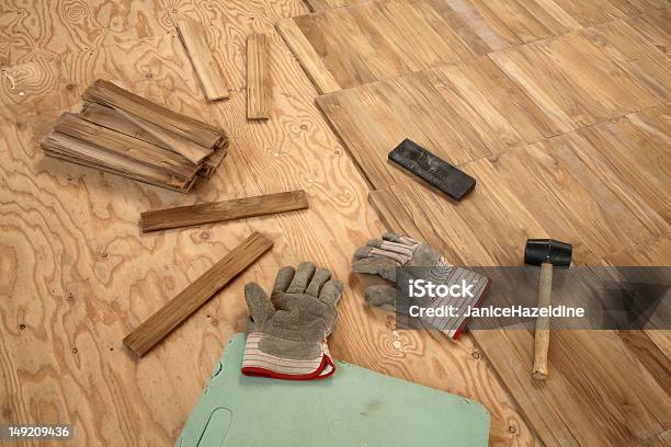 Układanie Podłogi Drewniane Parkiet - zdjęcia stockowe i więcej obrazów Brązowy - Brązowy, Drewniany młotek, Drewno - Materiał budowlany