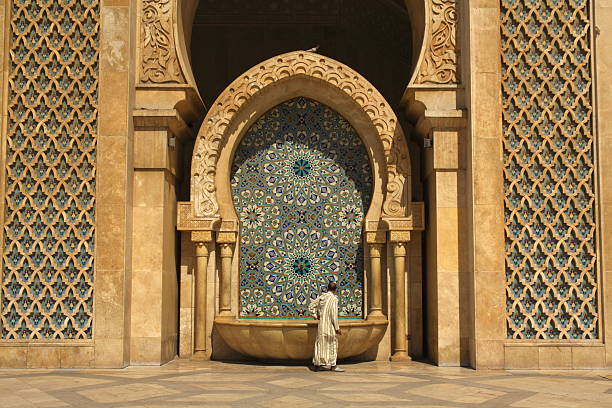 fontana della moschea di hassan ii a casablanca, marocco - casablanca foto e immagini stock