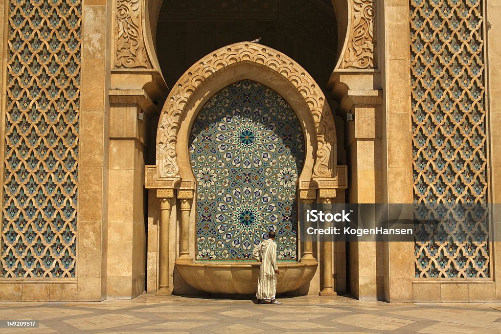 Fonte a Mesquita de Hassan II em Casablanca, Marrocos - Foto de stock de Casablanca royalty-free