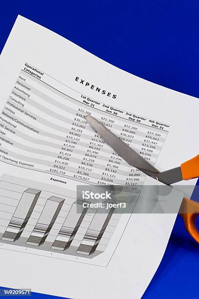 Cortar As Despesas - Fotografias de stock e mais imagens de Analisar - Analisar, Carta - Documento, Cifras Financeiras