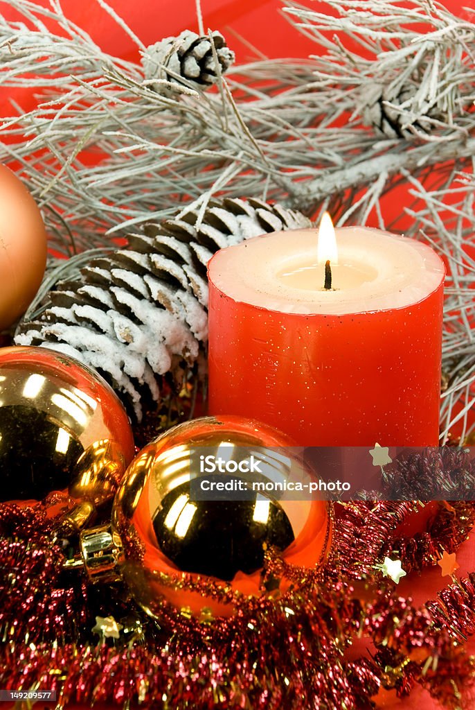 Decoração de Natal com bolas e iluminados velas - Foto de stock de Acender royalty-free