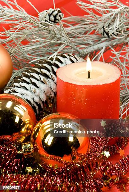 Foto de Decoração De Natal Com Bolas E Iluminados Velas e mais fotos de stock de Acender - Acender, Bola de Árvore de Natal, Brilhante - Luminosidade