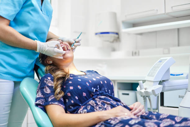 여자의 치아를 검사하는 작물 치과의사 - dentists chair dental equipment dentist office dental drill 뉴스 사진 이미지