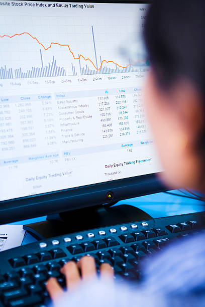 makler untersuchen stock drop - spreadsheet financial figures computer computer monitor stock-fotos und bilder