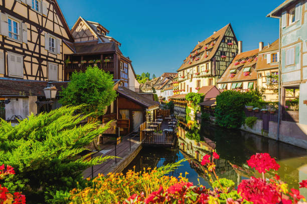 alsácia. cidade francesa velha colmar. frança. viagem de verão. europa - bas rhin - fotografias e filmes do acervo