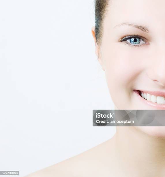 Jovem Menina Bonita Com Olhos Azuis - Fotografias de stock e mais imagens de Adulto - Adulto, Alegria, Amimar