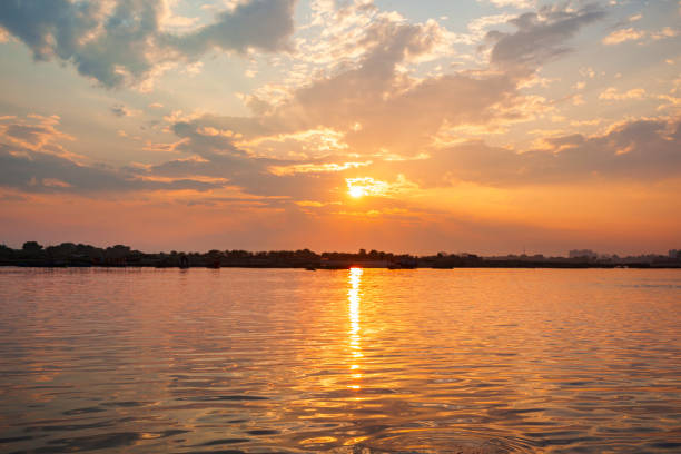 sonnenuntergang in keshi ghat, vrindavan - morning river ganges river varanasi stock-fotos und bilder