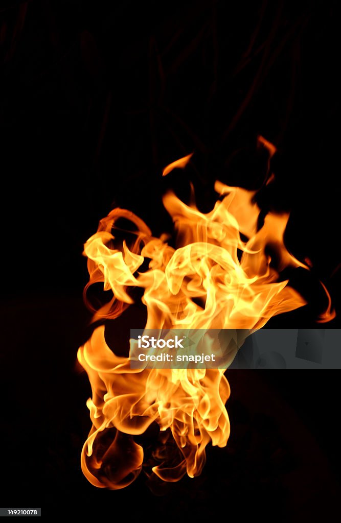 Flammes sur noir - Photo de Boule de feu libre de droits