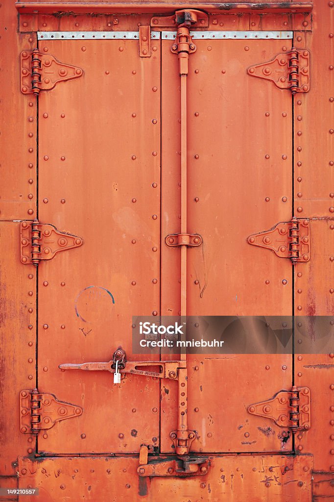 Stary Wagon kolejowy stalowe drzwi - Zbiór zdjęć royalty-free (Bez ludzi)