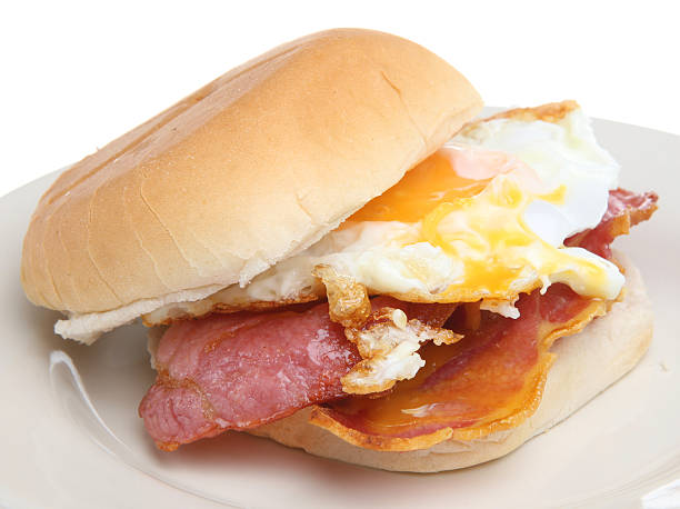 bacon & ei frühstück roll - eggs fried egg egg yolk isolated stock-fotos und bilder