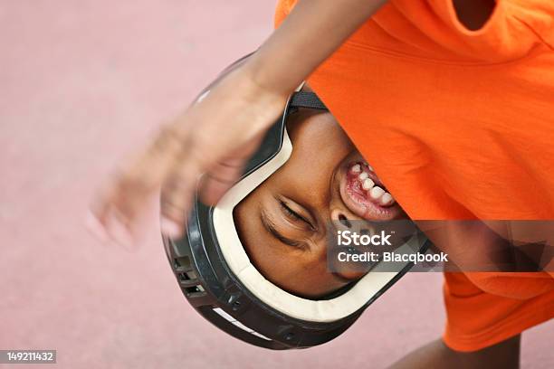 Prova Di Collisione Casco Da Ragazzo - Fotografie stock e altre immagini di Arancione - Arancione, Arto - Parte del corpo, Arto umano