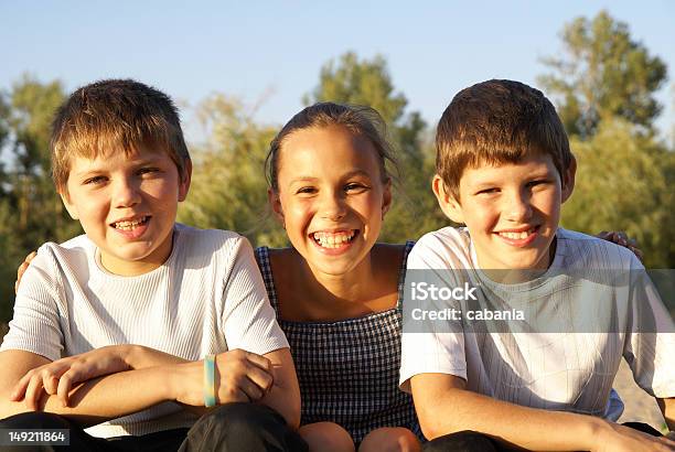 Tres Amigos Felices Preteen Foto de stock y más banco de imágenes de 10-11 años - 10-11 años, Aire libre, Alegre