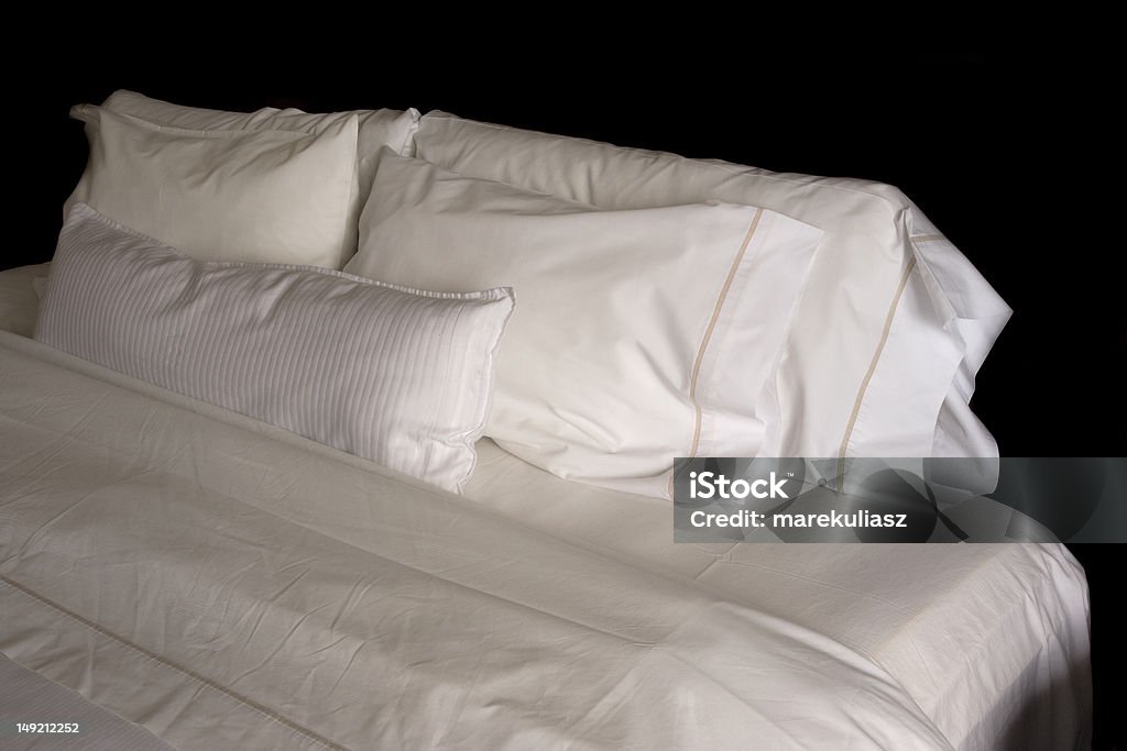베개가 호텔 침대 1개 - 로열티 프리 0명 스톡 사진