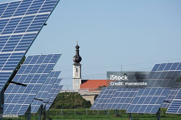 Hilera De Paneles Solares Y De La Región De Baviera Alemania Iglesia Foto de stock y más banco de imágenes de Aguja - Chapitel