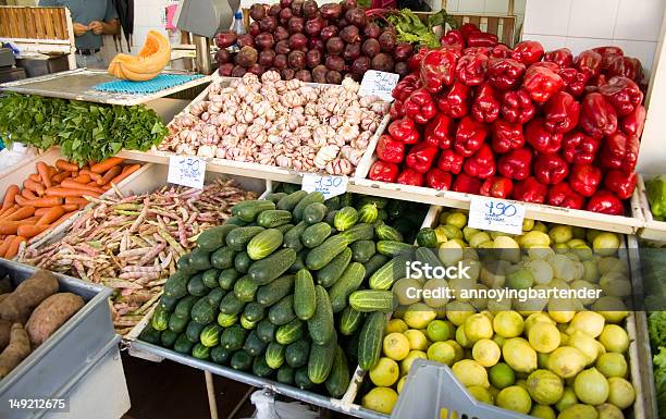 Mercado De Frutas E Produtos Hortícolas - Fotografias de stock e mais imagens de Abundância - Abundância, Agricultura, Alface