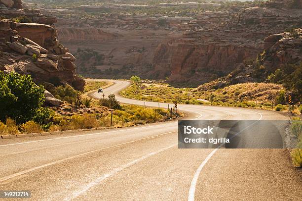 Western Road Al Tramonto - Fotografie stock e altre immagini di Ambientazione esterna - Ambientazione esterna, Automobile, Autostrada