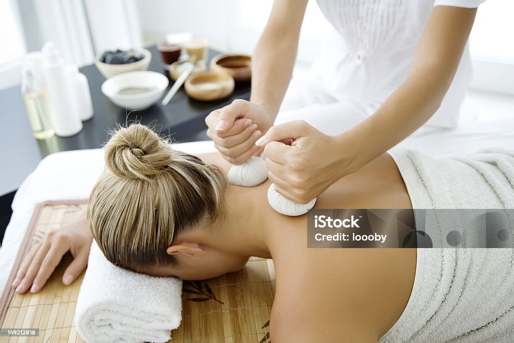 Тайский травяной массаж - Стоковые фото Альтернативная терапия роялти-фри