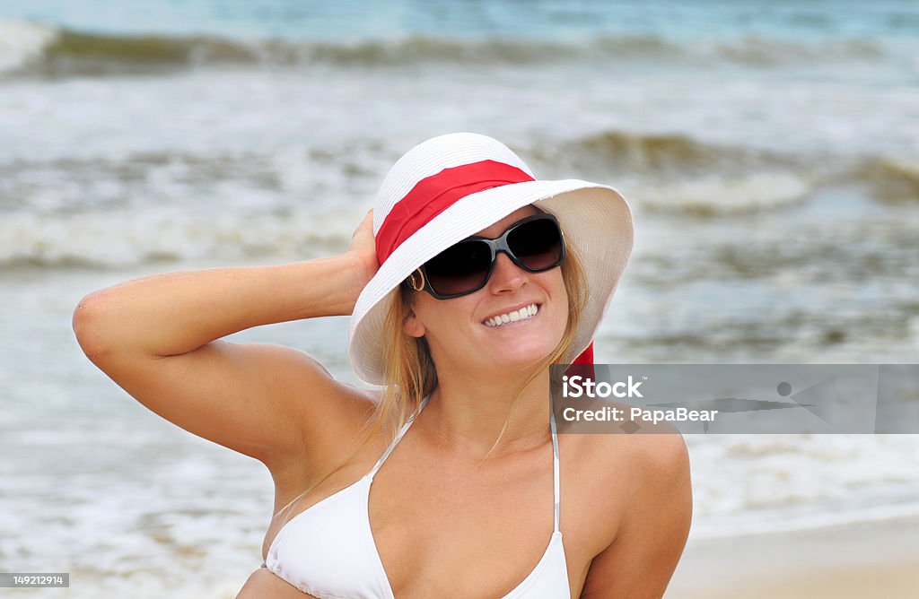 Bionda con cappello in spiaggia - Foto stock royalty-free di Acqua