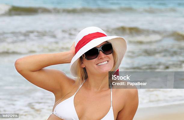 Bionda Con Cappello In Spiaggia - Fotografie stock e altre immagini di Acqua - Acqua, Adulto, Allegro