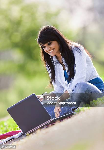 Indiano Asiatico Femmina Allaperto Sorridente E Studiare - Fotografie stock e altre immagini di Abbigliamento casual