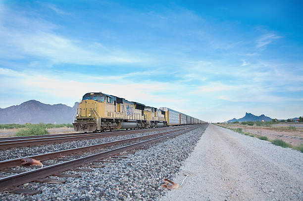 treno merci che viaggiano attraverso arizona - diesel locomotive foto e immagini stock