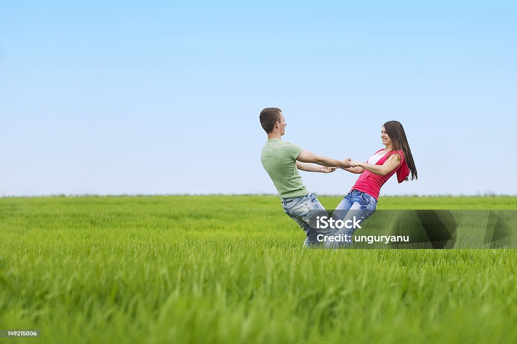 Couple tenant par la main et d'enfant tourbillonnant - Photo de Activité libre de droits