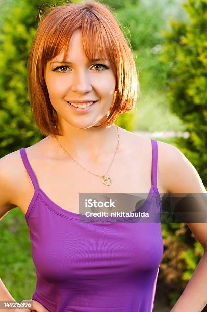 Bella Donna Rossa Nel Giardino Verde - Fotografie stock e altre immagini di 20-24 anni - 20-24 anni, Adulto, Ambientazione esterna