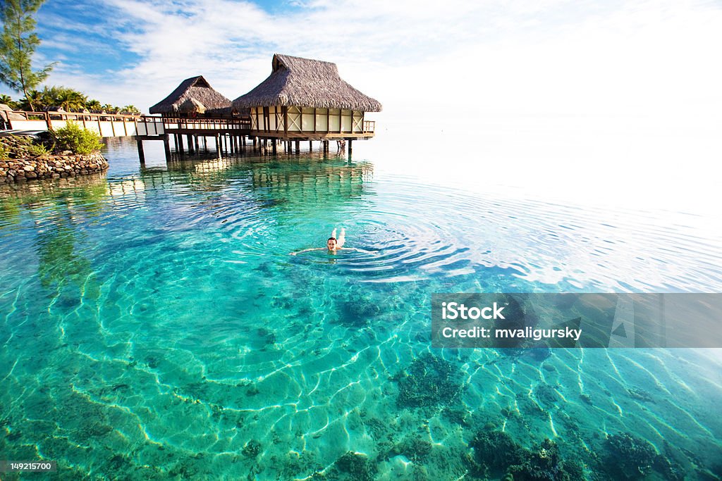 Junge Frau in einer Koralle Lagune schwimmen - Lizenzfrei Insel Tahiti Stock-Foto