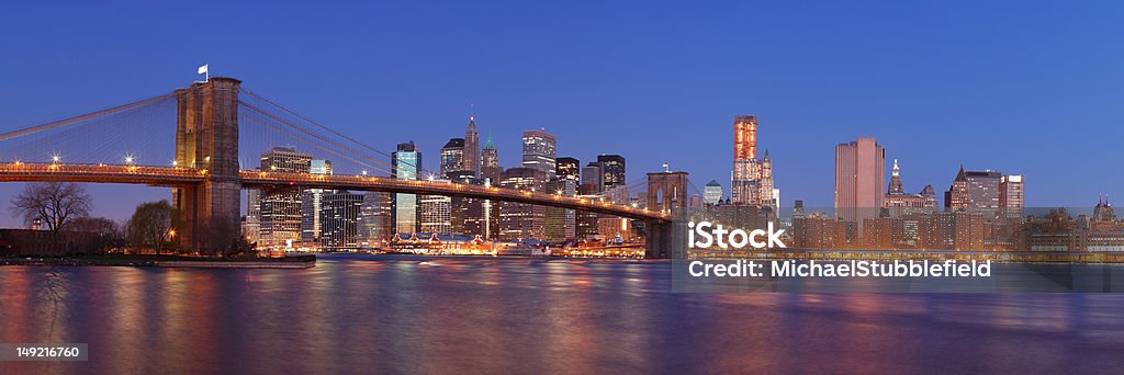Brooklyn Bridge und Lower Manhattan - Lizenzfrei Fegen Stock-Foto